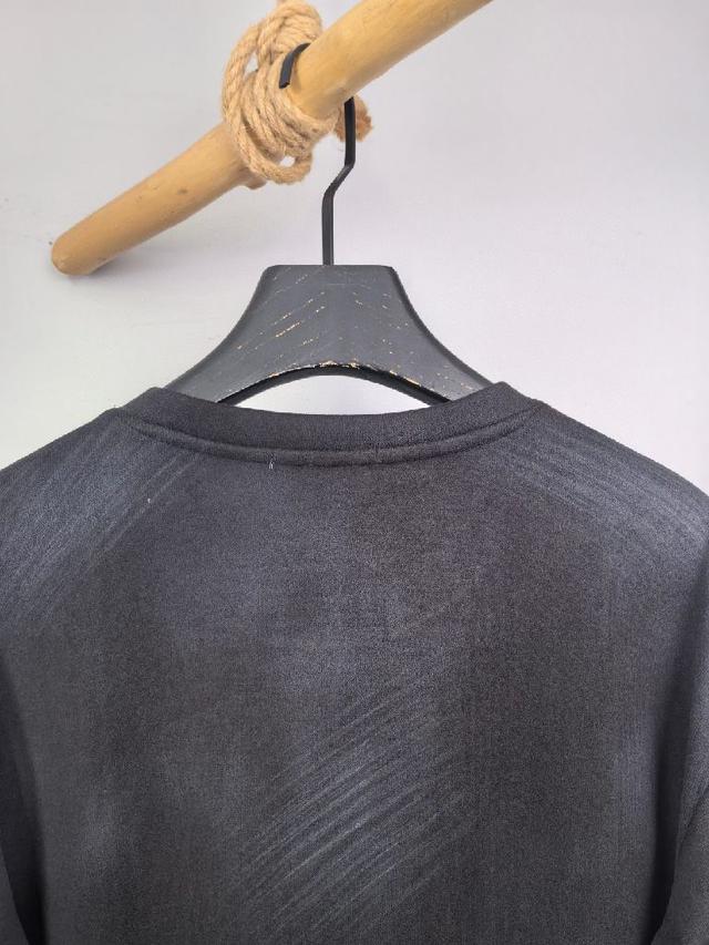 这款T恤极简主义设计和精美细节于一身。Oversize饰边引人联