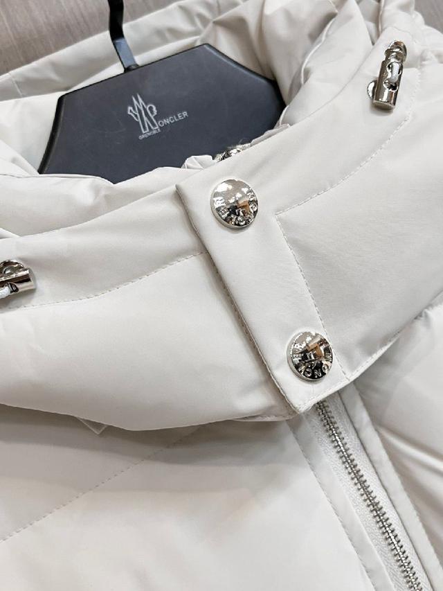 新款羽绒服。这款号称羽绒服届最贵的，全部90绒的