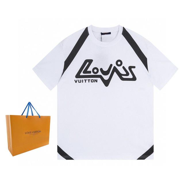 采用双股棉平纹面料打造而成。经纬纱线以一上一下的方式交织而成