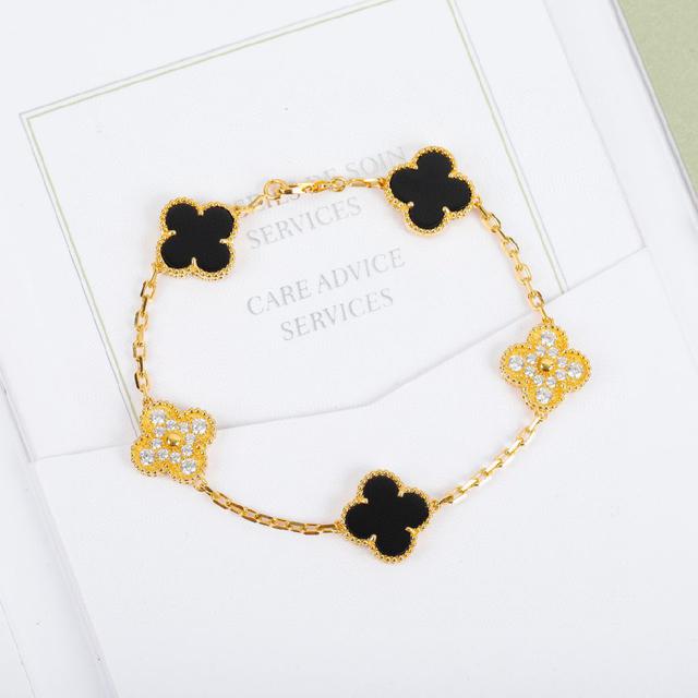 我们的顶级终极版本采用的是纯银材质，再到表层电镀超厚的真金电镀层，