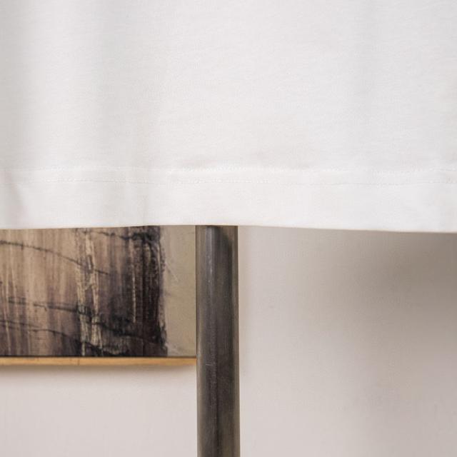 格纹与纯色设计巧妙交融的印花图案。圆领款式，呈现休闲版型