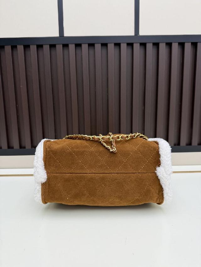 格纹绗缝、皮穿链、双C锁扣，但束口设计更显随性！