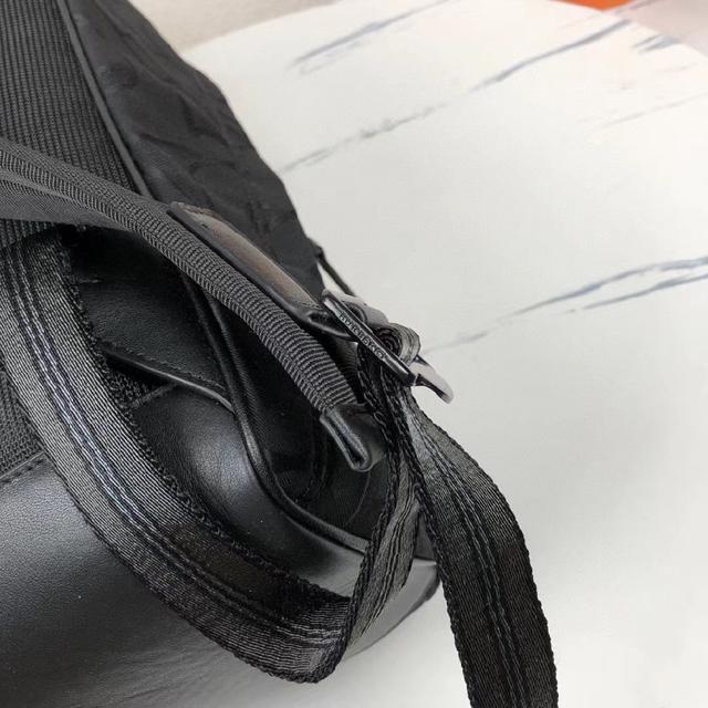 双肩包采用标志性格纹设计，搭配平滑皮革边饰