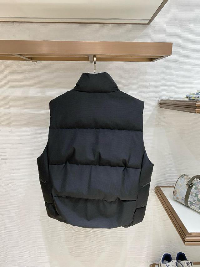白鸭绒填充。处处细节显工艺足够的高级
