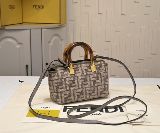 FENDI by the way 波士顿手提袋〰️意大利小皮制作，简约风烫印字母图案