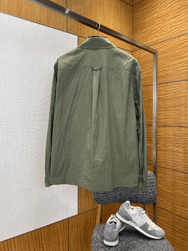 领口采用经典翻领设计，利落挺括修饰颈部线条，搭配带有品牌专属LV标识的