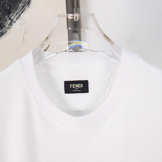 标准版型短袖圆领T恤。深蓝色纯棉材质。定制FENDI Roma1925印花