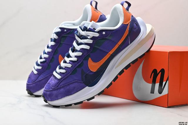 鞋身材质由翻毛皮和透气网布共同打造 熟悉的解构手法 重叠Swoosh