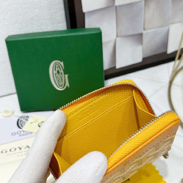 零钱包采用全拉链开合设计。其中部隔层可存放硬币