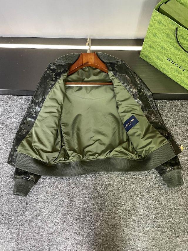 男生穿它，搭牛仔裤是随性的酷感，配深色西裤又能穿出雅痞的精致