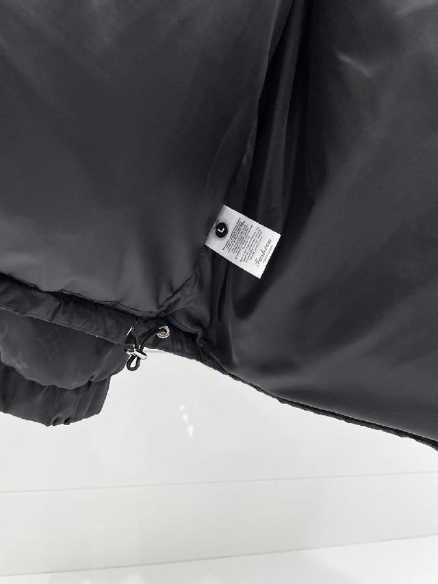 秋冬新款羽绒服。这款号称羽绒服届专业的，三标齐全全部90绒