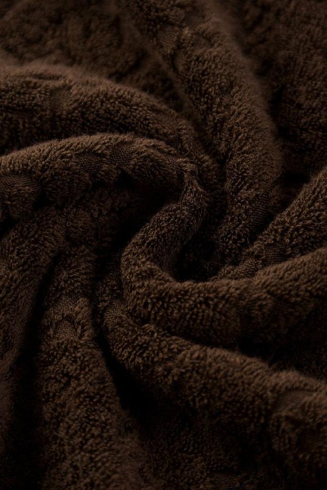 本款棉质T恤选用柔软羊毛质感纱线，于前后分别刺绣Marque