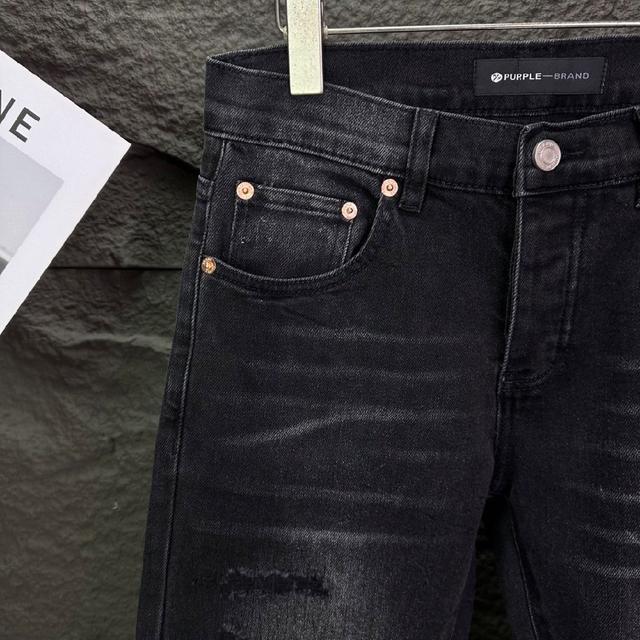 不同水洗质感的款式，对腿细腿粗人士十分友好，微喇的版型