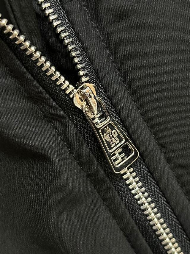 新款羽绒服。这款号称羽绒服届最贵的，全部90绒的。