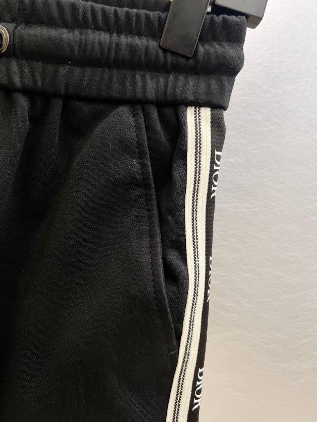 细节无可挑剔，顶级辅料配备，原版logo设计理念，手感细腻柔软！