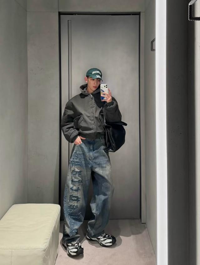 裤侧的竖排哥特字体，是同色系牛仔布贴布+毛边散边处理，