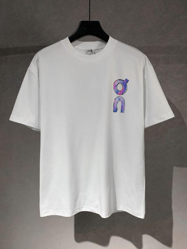 标识字母手绘图案圆领短袖T恤，面料采用高端冰感索罗娜布料