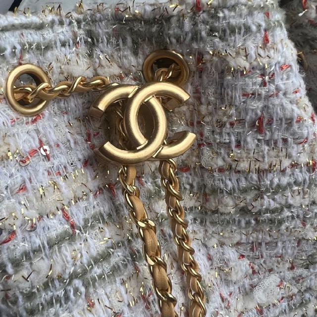 采用织纹皮革滚边。镶嵌的红绿织带细节