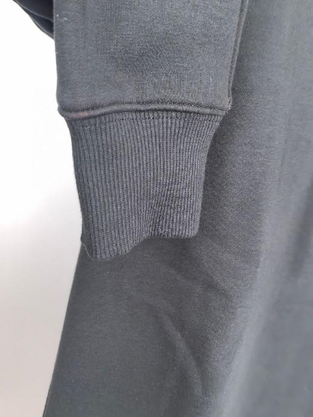 这款T恤极简主义设计和精美细节于一身。Oversize饰边引人联想蒂罗尔