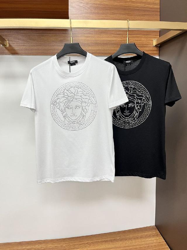 范思哲 25ss春夏新品水晶钻圆领短袖T恤，正面缀饰有进口