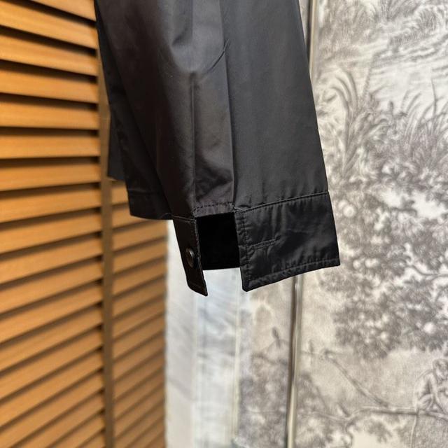 科技面料呈现全幅 Damier 印花，巧妙糅合