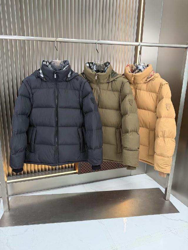 部位都遍布手工压胶条，防水涂层，以户外冲锋衣的廓形为基调