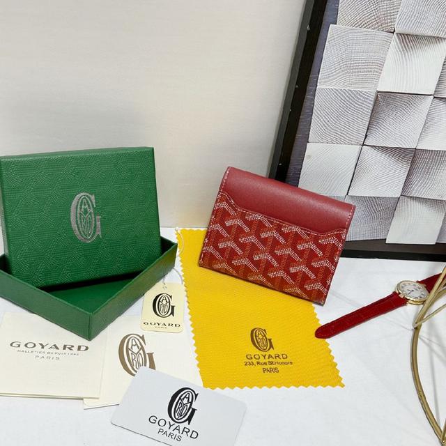 钱包轻便小巧，可三折打开，可容纳 7 张卡片、纸币