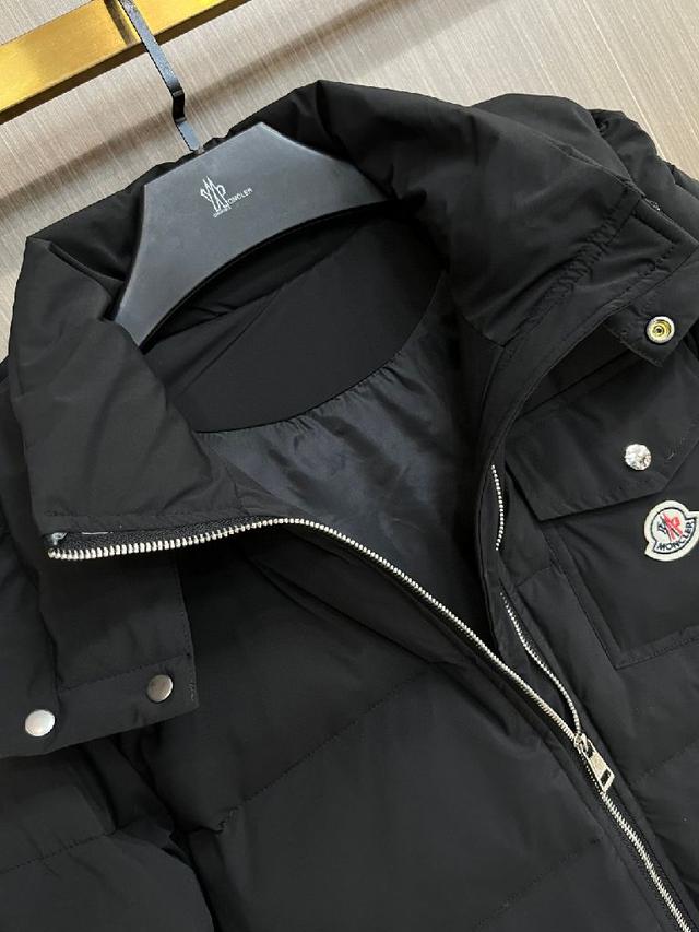 新款羽绒服。这款号称羽绒服届最贵的，全部90绒的。