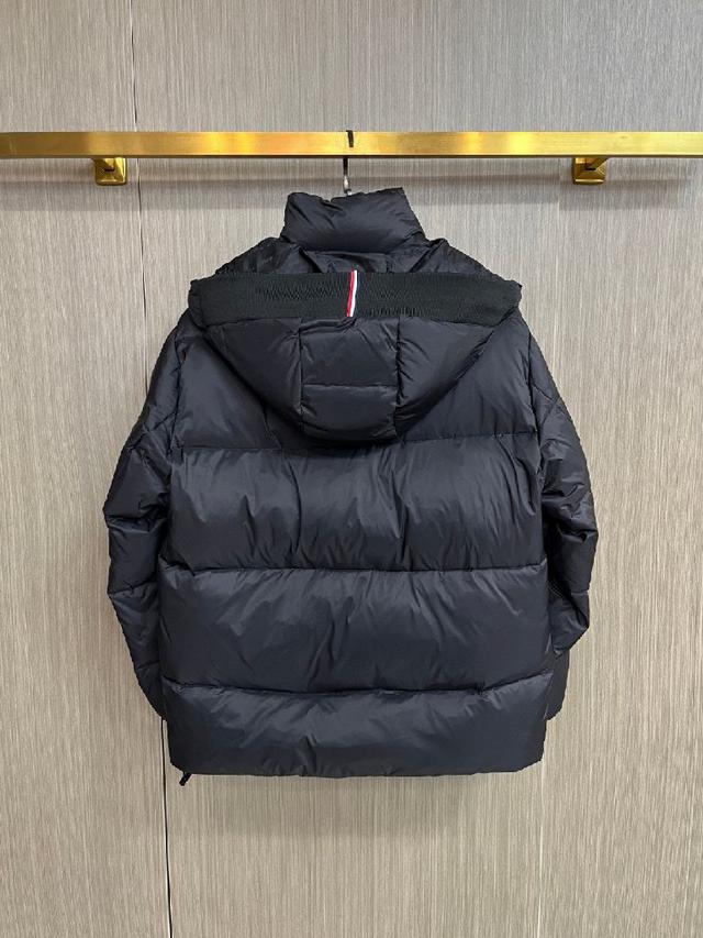 春冬新款羽绒服。这款号称羽绒服届最贵的，全部90绒的