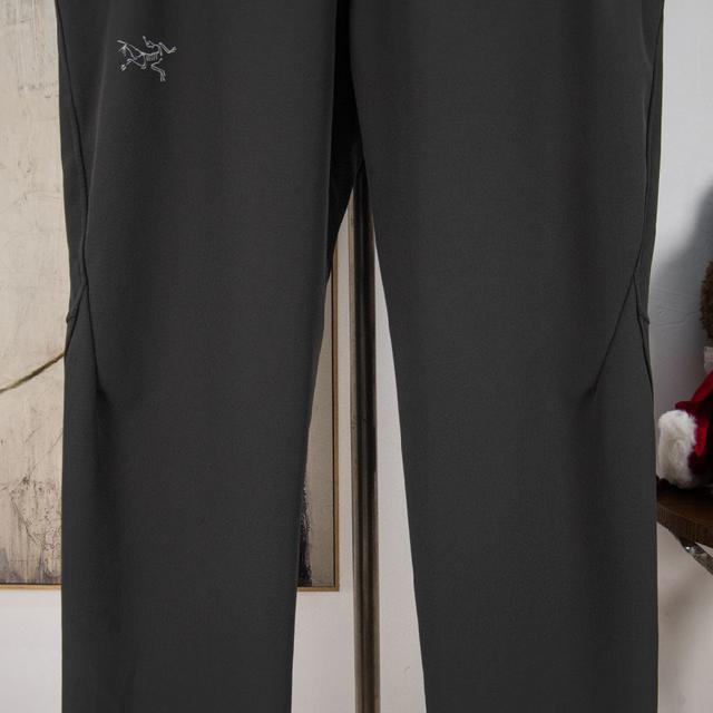 本款长袖上衣选用柔软棉质法兰绒重