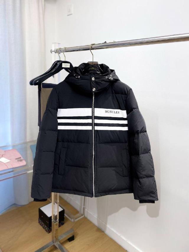官网款2025秋冬新款羽绒服。这款号称羽绒服届最高端的，全部90绒