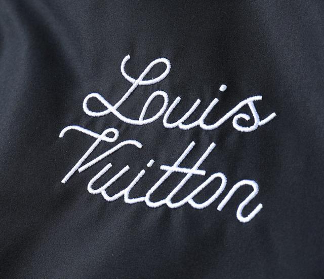 这款号称羽绒服届最贵的，全部90绒的。带着经典的Logo组合搭配，第一眼看到就是满满的