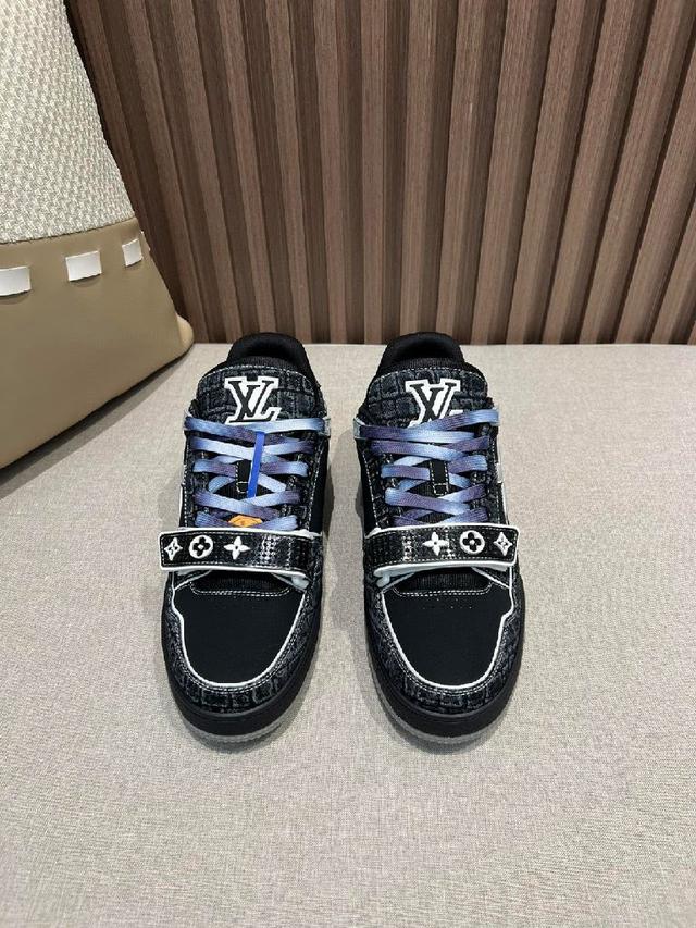 鞋面由意大利进口小牛皮拼接，侧边饰有品牌LOGO标志及签名