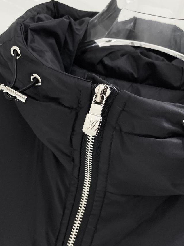 官网款新款羽绒服。这款号称羽绒服届最高端的，全部90绒