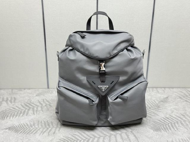 这款包采用进口尼龙面料，顶级五金。前幅2个斜拉链口袋设计