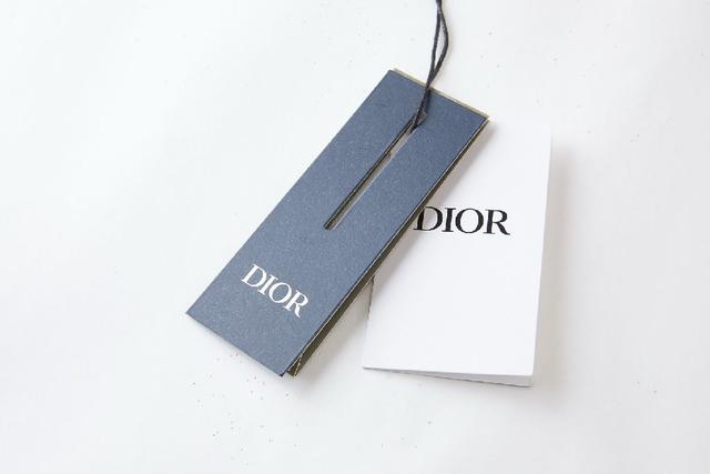 巴宝莉经典条纹款，男女针织直筒五分短裤，采用定制针织一体的条纹面料，这种面料的特性