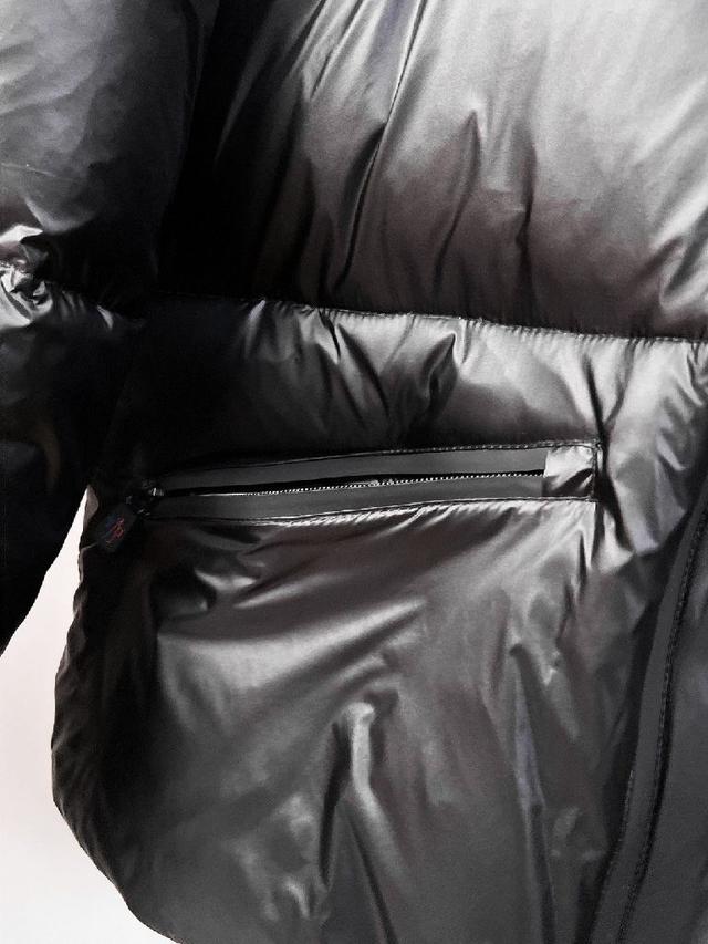 官网款新款羽绒服。这款号称羽绒服届最高端的，全部90绒