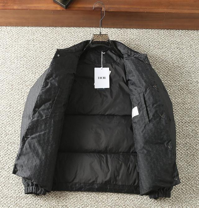 Browne暗四杠中长款羽绒服 这款黑色连帽羽绒服，设