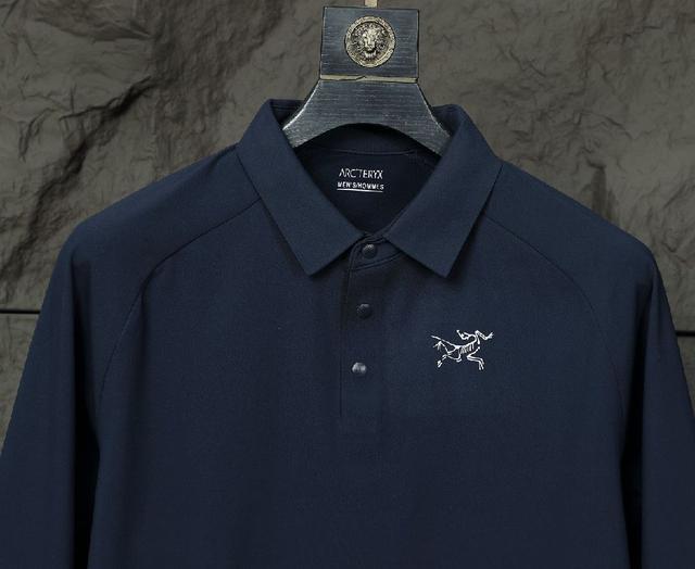 马吉拉新款男女同款套头针织衫 这是一件圆领的针织毛衣