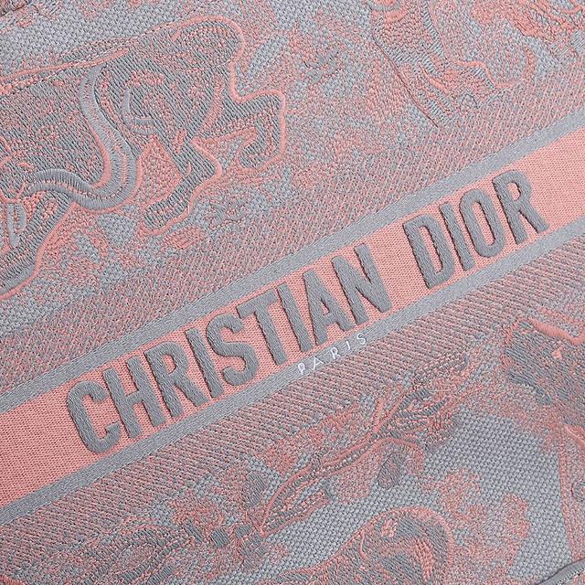 多数人消费奢侈品牌首先想到的是买实用型的经典款 但其实像DIO R这种