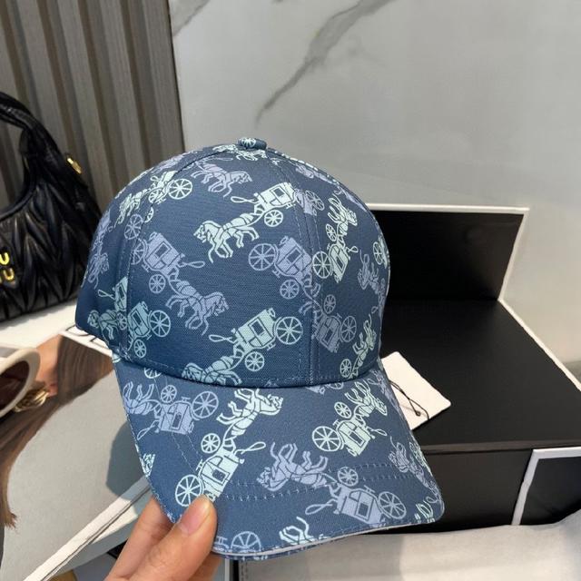 这款棒球帽真的百搭不过时，性价比也很高，美到逆袭～