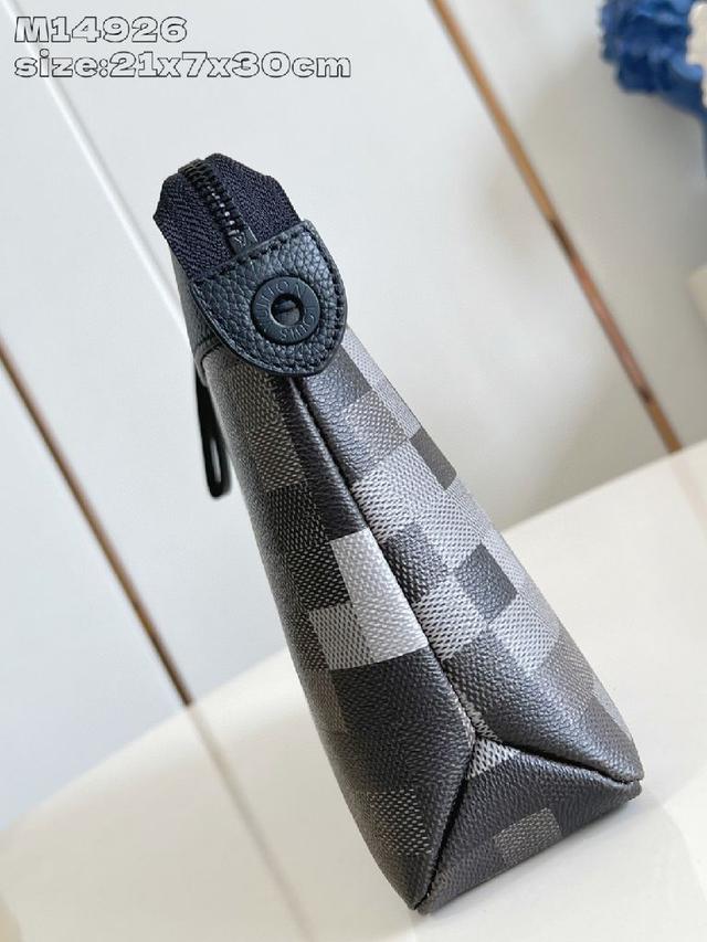 本款 Dopp Kit 盥洗袋以深邃 Damoflage Black 帆布搭