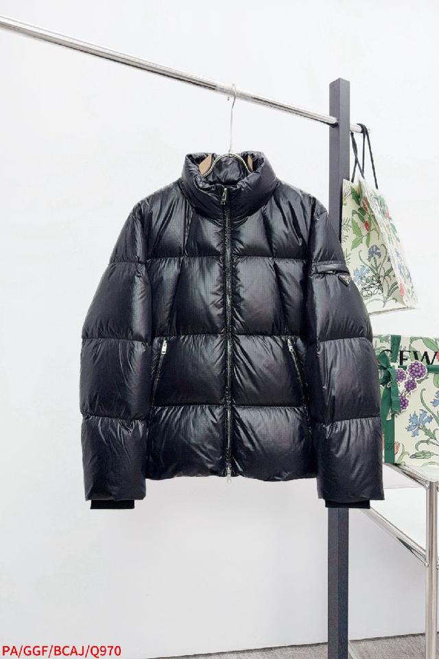 秋冬新款羽绒服。这款号称羽绒服届最贵的，全部90绒的。