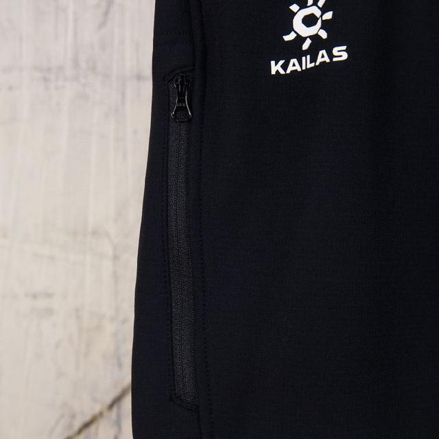 刺绣采用进口百灵达刺绣机器，该款刺绣经过调改6产后已达到原版1：1效果