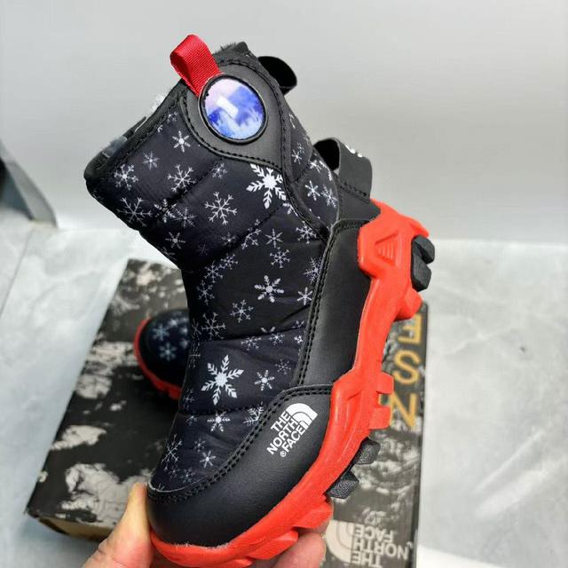 市场独家可收缩防滑扣设计，外底采用高强度橡胶材质，具有极佳的防滑效果，让宝宝行走更加稳定，避免滑倒