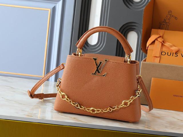 本款Harmony 系列推出 Capucines East West 迷你手袋