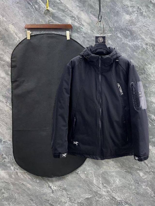 官网款新款羽绒服。这款号称羽绒服届最高端的，全部90绒