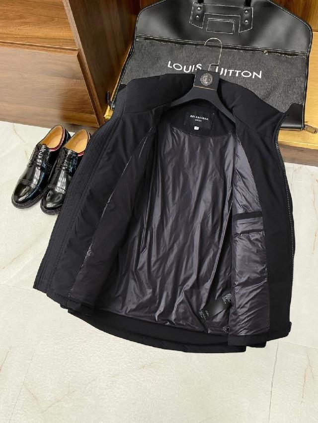 2025秋冬新款羽绒服。这款号称羽绒服届最贵的，全部90绒的
