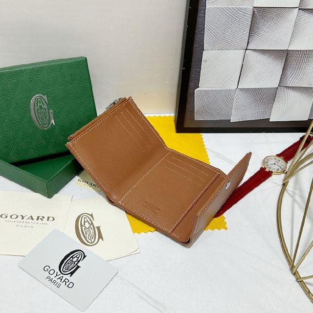 钱包轻便小巧，可三折打开，可容纳 7 张卡片、纸币