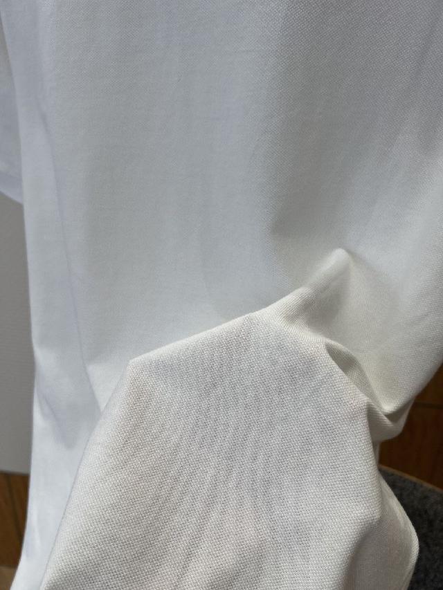 贴合手臂线条，不易变形卷边，细节处彰显品质；左胸处绣有品牌标志性小马刺绣，针脚细密精致